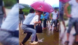 Trung Quốc: Quan Chính phủ bị sa thải vì bắt cấp dưới cõng qua đường