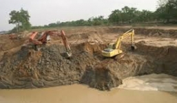 Bực mình, xách súng tự chế bắn xuyên chân 'cát tặc'