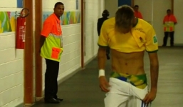 Sốc: Khoe quần lót, Neymar đối mặt với án phạt từ FIFA