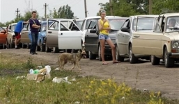 Lệnh ngừng bắn kết thúc, người Ukraine xếp hàng dài tháo chạy sang Nga
