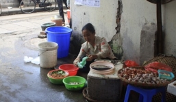 Người đàn bà mù mơ đủ tiền mua quan tài lo hậu sự