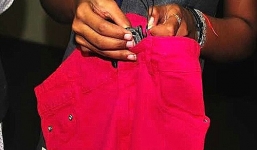 Quần bò chống hiếp dâm do phụ nữ Ấn Độ tự thiết kế