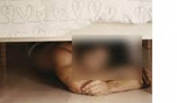 Tiếng động dưới gầm giường lộ diện kẻ giở trò với bé gái