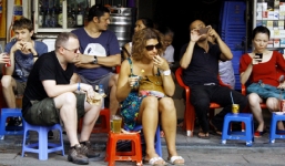 Giả vờ là 'Tây' để được chiều như khách VIP