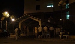 Người đàn ông chết trước cửa hầm chung cư