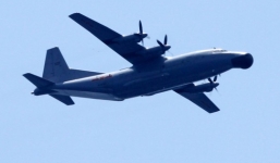 Máy bay cánh bằng Trung Quốc bay nhiều vòng trên tàu Việt Nam