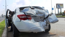 Nhặt hoa cưới, xe đón dâu bị xe tải đâm bẹp dúm