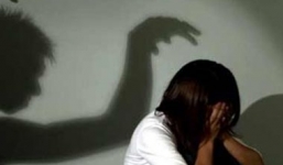 Ghê sợ “yêu râu bạc” đội lốt hàng xóm tốt bụng hại đời bé gái