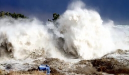 Sóng thần bất ngờ tấn công bờ biển Ukraine