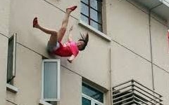 Giải mã cái chết bí ẩn của người phụ nữ nằm dưới sân