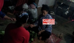 Nữ thầy mo trị bách bệnh bằng độc chiêu rút đinh từ cơ thể