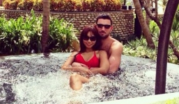 Siêu mẫu Hà Anh diện bikini tình tứ bên trai Tây