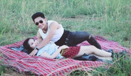 Hương Tràm lộ ảnh hẹn hò với trai lạ giữa cánh đồng hoang