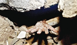 Hình ảnh ám ảnh trong vụ sập nhà chôn vùi hơn 100 người ở Ấn Độ