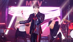 Nathan Lee gặp sự cố rách quần khi đang biểu diễn