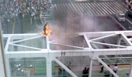 Một người Nhật tự thiêu để phản đối chính sách phòng thủ tập thể