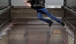 Bất cẩn khi sửa thang máy, một người đàn ông tử vong