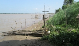 Thiếu nữ mồ côi tự tử vì người yêu mới ra tù đòi chia tay