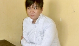 Lấy trộm vàng rồi dấu vào khẩu trang