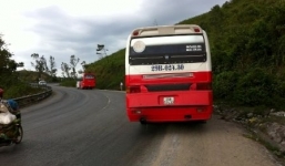 Xe khách tung cửa làm bé 8 tuổi tử vong