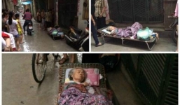 Cụ bà hấp hối bị con cháu khiêng ra đường giữa trời mưa