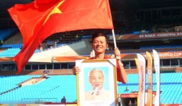 Người mang cờ Việt Nam, ảnh Bác Hồ đến khán đài World Cup 2014