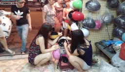 Hà Nội: Người dân đổ xô mua mũ bảo hiểm trong đêm