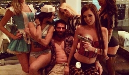 Cuộc sống tay chơi khiến tất cả đàn ông phải ghen tị