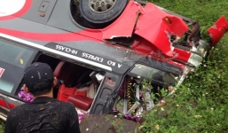 Xe khách 45 chỗ lao xuống vực, 11 người thương vong