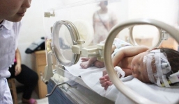 Bé gái 1 tuổi tử vong vì cậu nhét than vào mồm