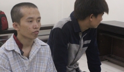 Thanh niên 'tí hon' đu dây trộm đồ nhanh như cắt