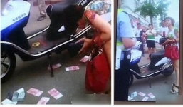 Bị 'tuýt còi', cô gái trẻ giận giữ ném tiền vào mặt CSGT
