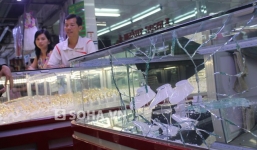 Clip: Hiện trường vụ cướp tiệm vàng táo tợn ở Sài Gòn