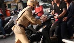 Lái xe “kẹp 4” đâm một CSGT bị thương nặng