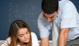 Nữ sinh phát hoảng khi bị thầy giáo tán tỉnh yêu đương