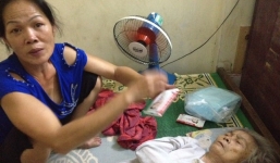 Sự thật vụ bà cụ hấp hối bị con cháu khiêng ra đường?