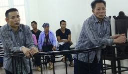 Ép thiếu nữ cởi áo để cướp