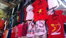 Áo thun in hình cờ, biển đảo Việt Nam nhập từ... Trung Quốc