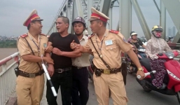 'Áp giải' người đàn ông ngồi lan can cầu Chương Dương về đồn