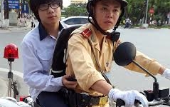 Nữ sinh đi thi bị lạc, được CSGT chở đến trường