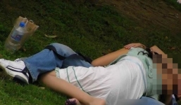 Choáng với cặp đôi ngang nhiên 'mây mưa' trên sân ga