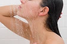 Những lợi ích bất ngờ của việc tắm nước lạnh hàng ngày