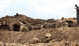 Phát hiện 5 quan tài bằng đá 6.000 năm tuổi