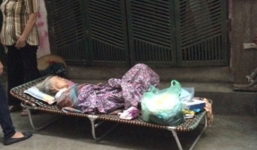 Con dâu trần tình việc bỏ mẹ chồng 82 tuổi giữa trời mưa gió