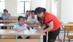 Nữ sinh ngồi không vững đến trường thi ĐH trên lưng bố