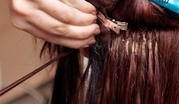 Giòi ăn thịt chui vào đầu sau khi nối tóc