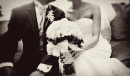 Sốc với hôn nhân toan tính của một mỹ nữ showbiz Việt