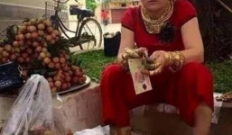 Nữ đại gia đeo vàng gãy cổ ngồi bán vải thiều