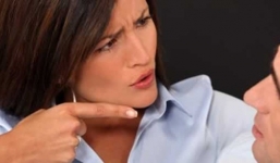 'Anh xuống xin mẹ cái váy mặc ngay vào cho tôi!'