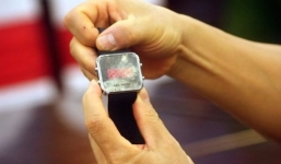 Lập biên bản thí sinh có...chiếc đồng hồ lạ